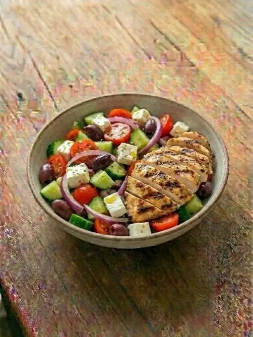 Ensalada griega con pollo a la plancha