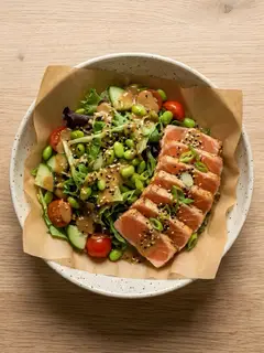 Tataki de Salmón con Ensalada de Sésamo