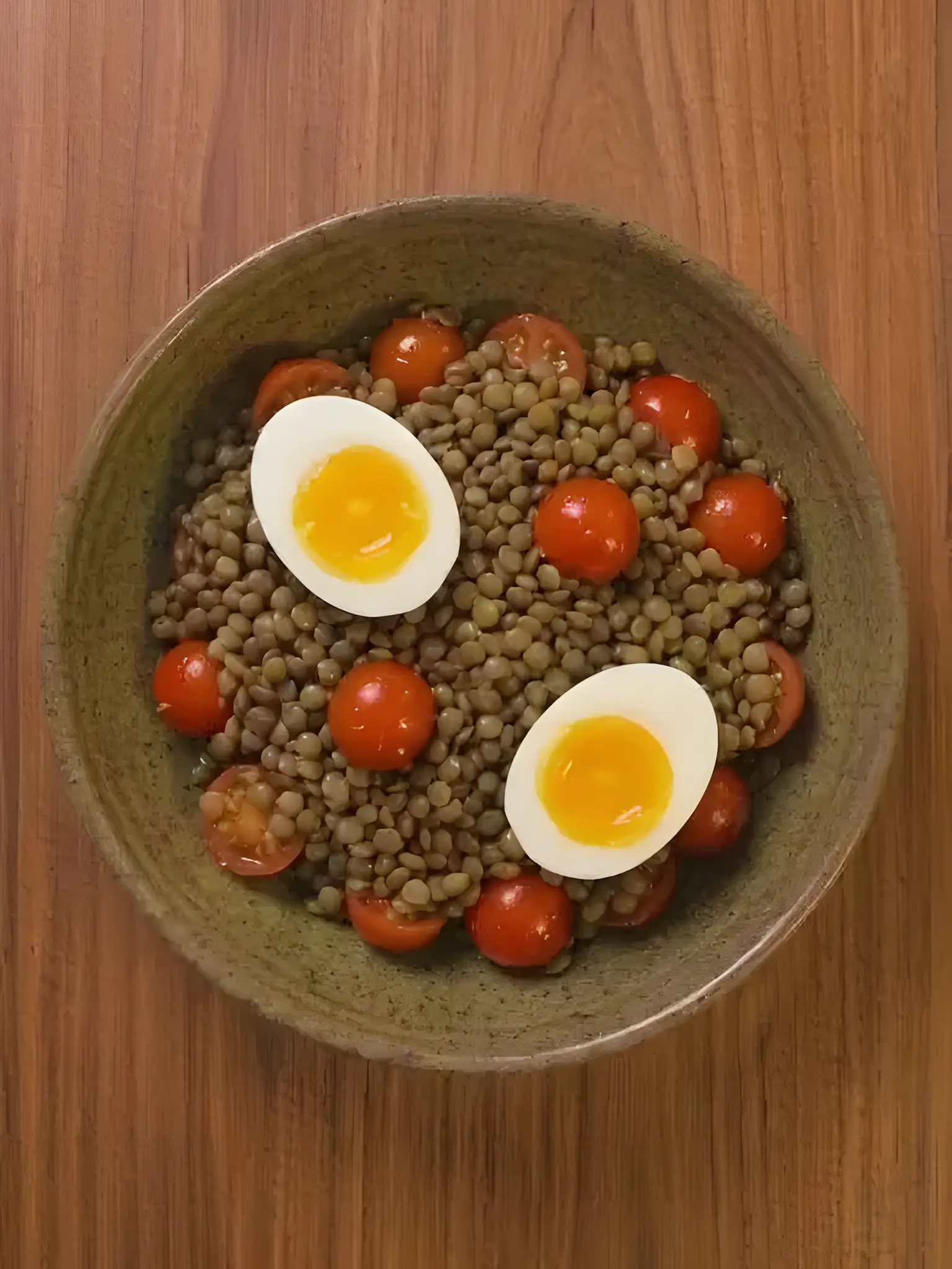 Ensalada templada de lentejas con tomate y huevo