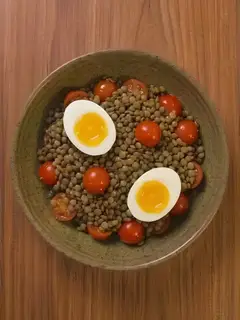 Ensalada templada de lentejas con tomate y huevo
