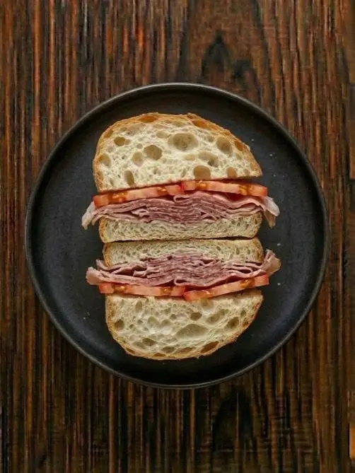 Bocadillo de pan de cristal con jamón serrano