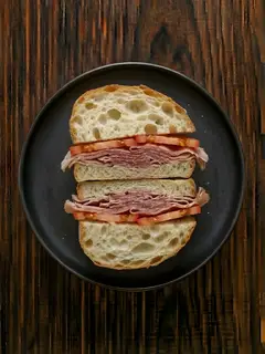 Bocadillo de pan de cristal con jamón serrano
