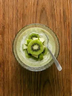 Batido de kiwi y manzana con leche de avena