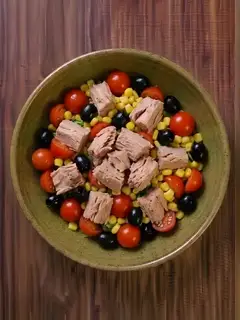 Ensalada de atún con maíz y aceitunas