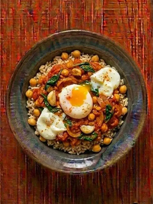 Garbanzos guisados con arroz y huevo
