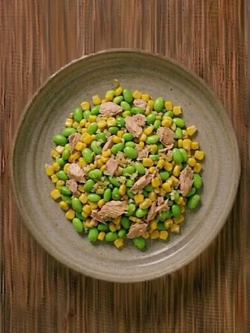 Salteado de edamame, atún y maíz