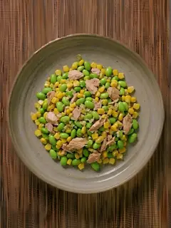 Salteado de edamame, atún y maíz