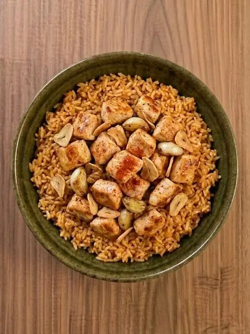 Arroz con pollo y ajo