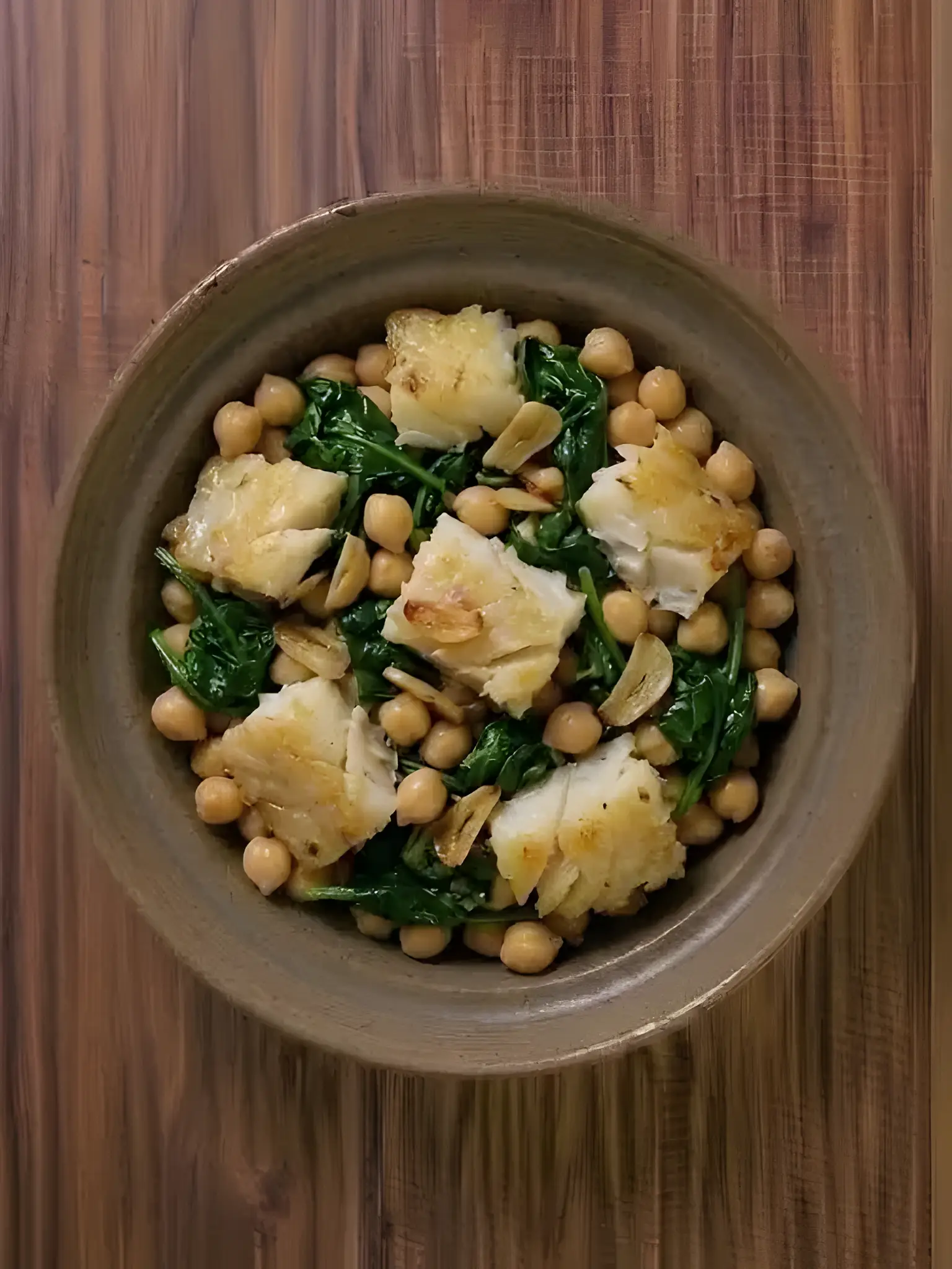 Bacalao desalado con garbanzos y espinacas