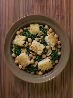 Bacalao desalado con garbanzos y espinacas