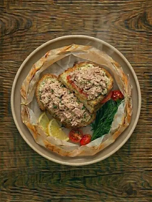 Sándwich de atún y tomate
