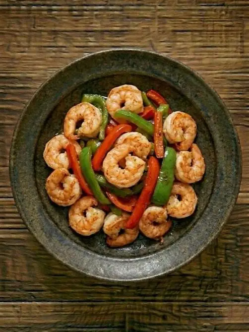 Colas de gambas salteadas con pimientos