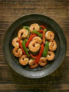 Colas de gambas salteadas con pimientos