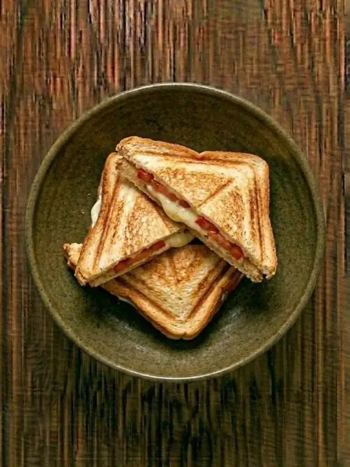 Sándwich caprese en sandwichera