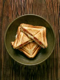 Sándwich caprese en sandwichera