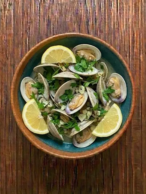Almejas al vapor con limón y perejil