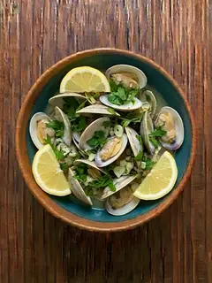 Almejas al vapor con limón y perejil