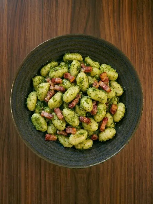 Ñoquis al pesto con bacon