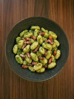 Ñoquis al pesto con bacon