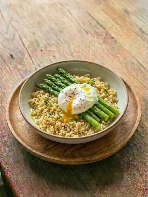 Bowl de bulgur con espárragos y huevo poché