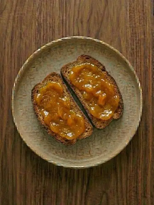 Tostada de centeno con mermelada de albaricoque