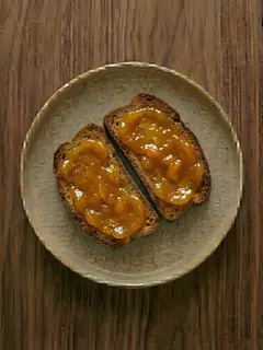 Tostada de centeno con mermelada de albaricoque