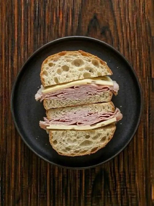 Bocadillo de pan de cristal con jamón cocido y queso