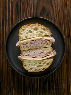 Bocadillo de pan de cristal con jamón cocido y queso
