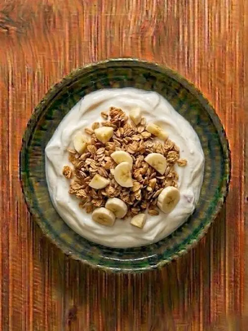 Yogur griego con granola y plátano