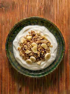 Yogur griego con granola y plátano