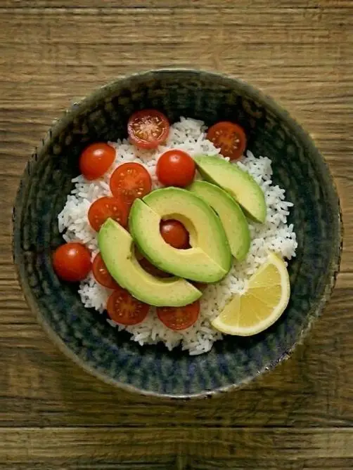 Bowl de arroz con aguacate y tomate