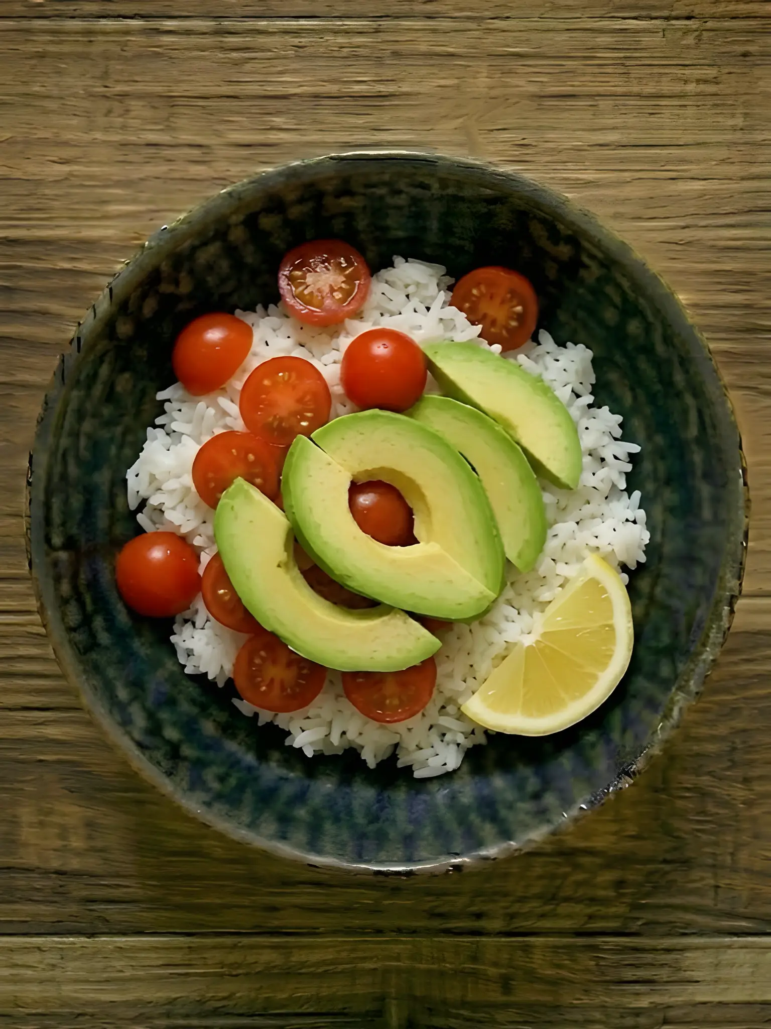 Bowl de arroz con aguacate y tomate
