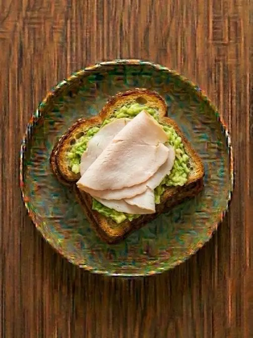 Tostada de pan de cristal con aguacate y pavo