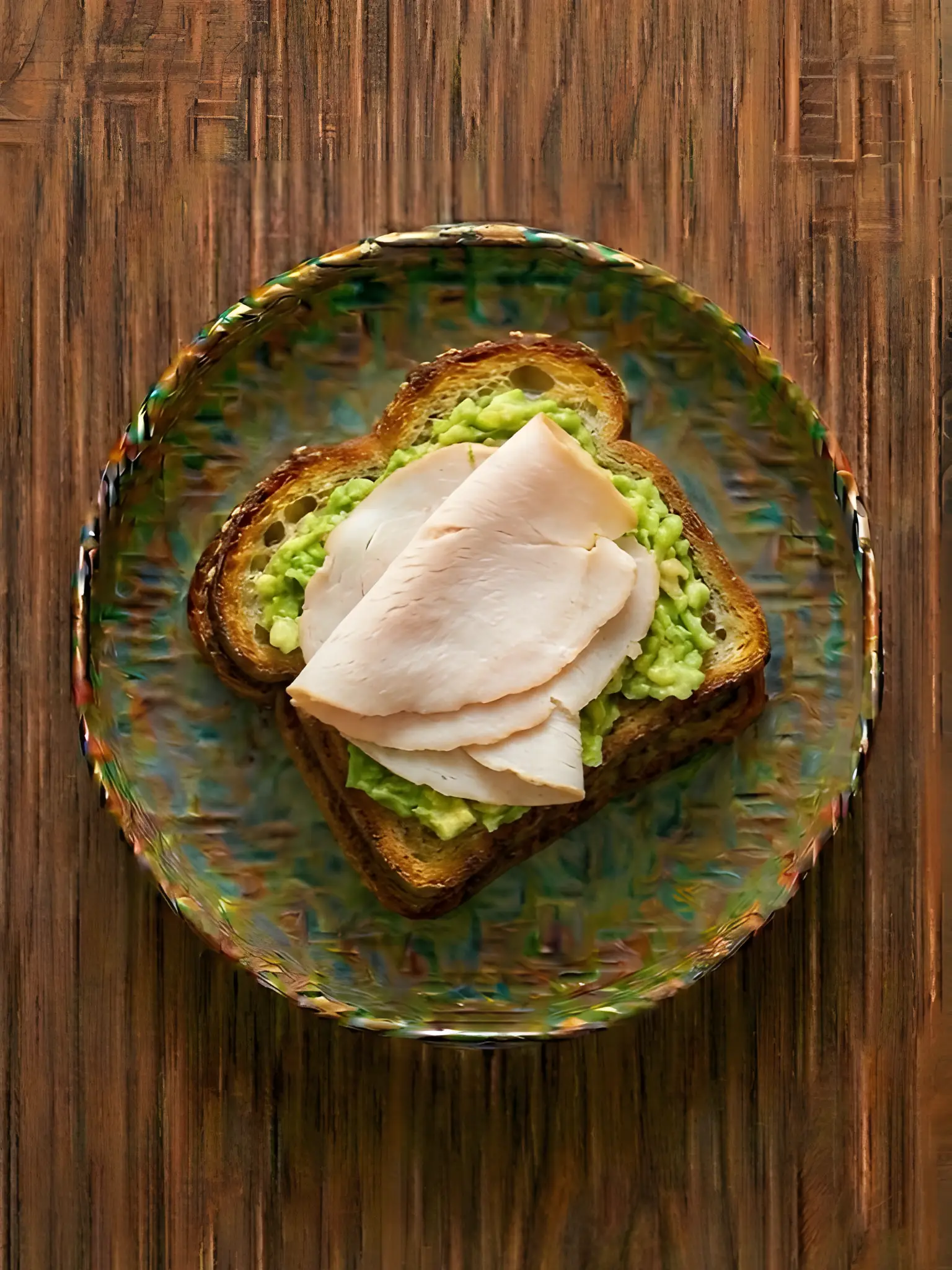 Tostada de pan de cristal con aguacate y pavo