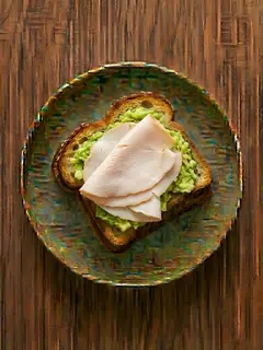 Tostada de pan de cristal con aguacate y pavo
