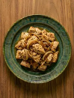 Pollo salteado con cebolla y comino