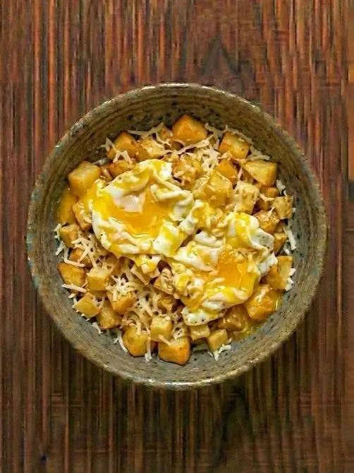 Huevos rotos con patata y queso