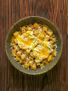 Huevos rotos con patata y queso