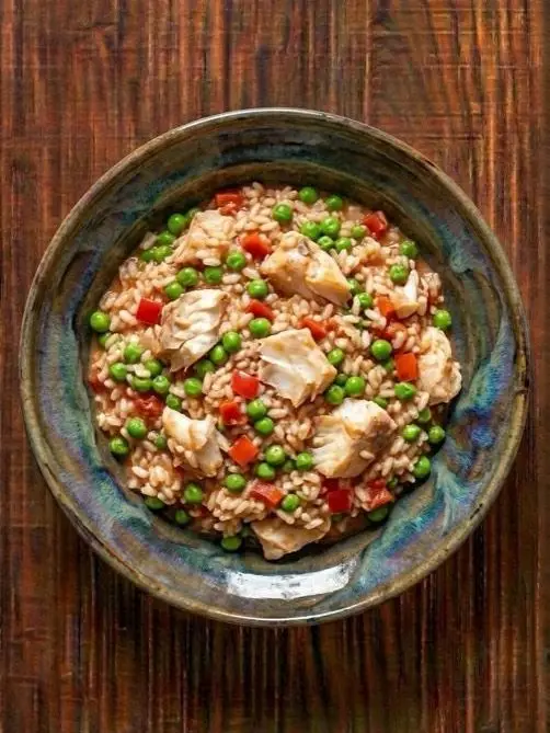 Arroz meloso con merluza y guisantes