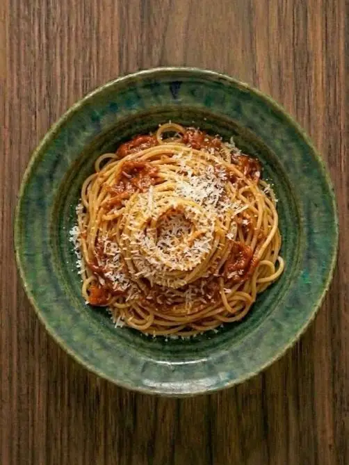 Pasta con tomate frito y queso rallado