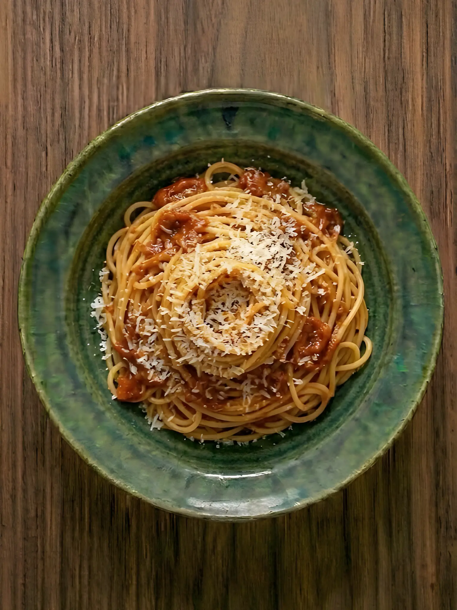 Pasta con tomate frito y queso rallado
