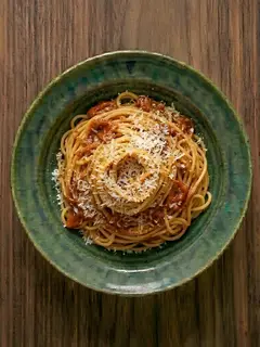 Pasta con tomate frito y queso rallado