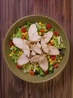 Ensalada de pavo con maíz y pimiento