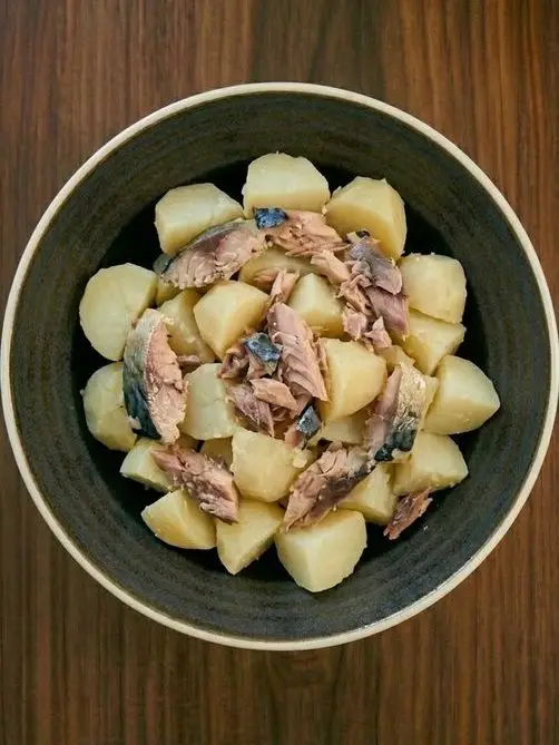 Patatas cocidas con caballa