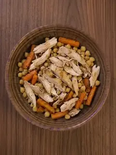 Pollo asado desmenuzado con garbanzos y zanahoria