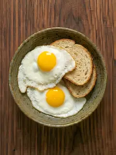 Huevos fritos con pan