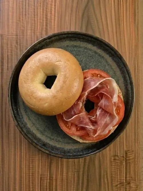 Bagel de jamón serrano y tomate