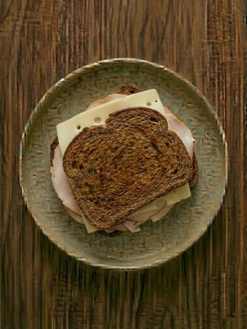 Tostada de centeno con pavo y queso