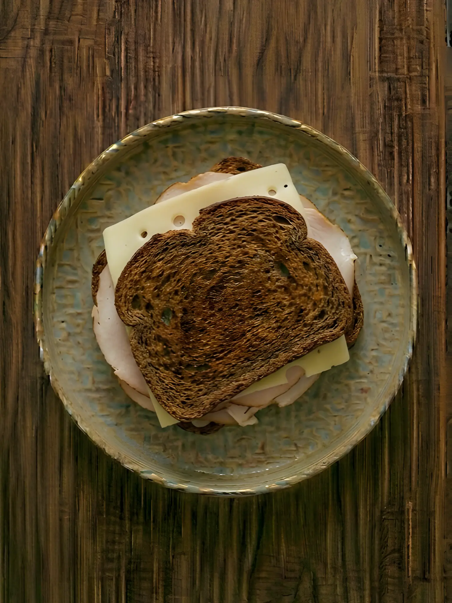 Tostada de centeno con pavo y queso