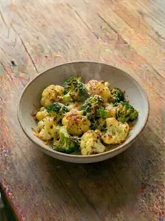 Brócoli y coliflor asados con parmesano